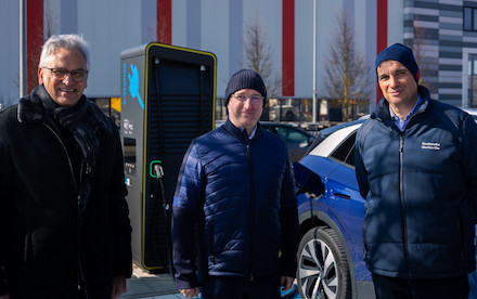 In Ulm wurde jetzt an der Autobahnausfahrt Nord ein neuer Schnellladepark eröffnet.