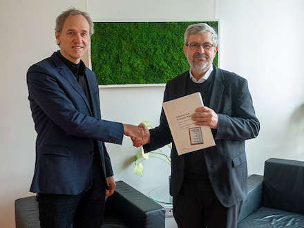 Professor Bernd Hirschl überreichte Minister Axel Vogel das Gutachten zum Klimaplan Brandenburg.