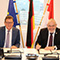 Rheinland-Pfalz: Digitalisierungsminister Alexander Schweitzer (l.) und BSI-Vizepräsident Gerhard Schabhüser unterzeichnen eine Kooperationsvereinbarung für Cyber-Sicherheit.