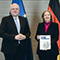 Der Bundesdatenschutzbeauftragte Ulrich Kelber hat seinen 31. Tätigkeitsbericht an die Präsidentin des Deutschen Bundestags, Bärbel Bas, übergeben.