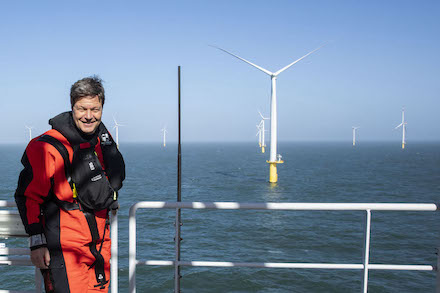 Bundeswirtschafts- und Klimaschutzminister Robert Habeck bei der offiziellen Einweihung des Offshore-Windparks Kaskasi nördlich der Insel Helgoland.