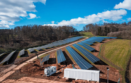 Im hessischen Gumpen errichtet ABO Wind derzeit das dritte Innovationsprojekt bestehend aus Solaranlage und Batteriespeicher.