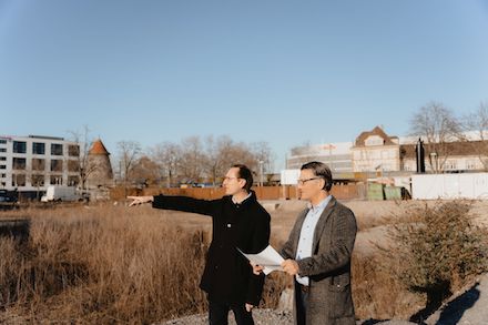 EDS-Geschäftsführer Jean-Claude Schmiedle und Peter Drausnigg, Technischer Geschäftsführer der Stadtwerke Stuttgart, erkunden Stuttgart Feuerbach.