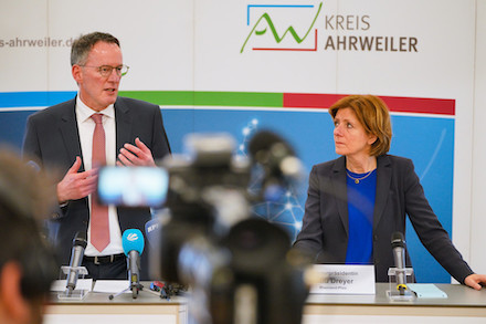 Ministerpräsidentin Dreyer und Innenminister Ebling bei der Ankündigung der geplanten Kampagne zur Personalgewinnung. 