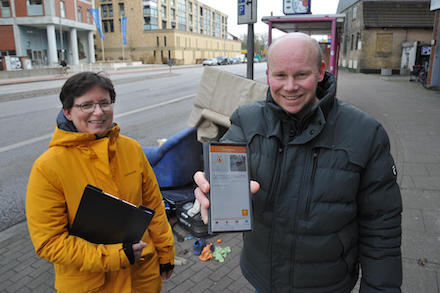Christina Schötzow und Lars Lindemann demonstrieren auf dem Smartphone, wie eine Meldung mit dem Mängelmelder abgesetzt werden kann.