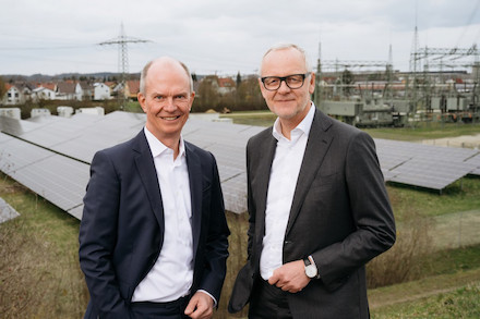 LEW-Vorstand Dietrich Gemmel und Markus Litpher vor der PV-Anlage des LEW-Geländes in Meitingen.