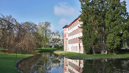 Das Rathaus der Gemeinde Angelbachtal im Wasserschloss mitten im Schlosspark.