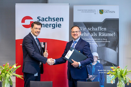 Dr. Axel Cunow, Vorstand SachsenEnergie (l.), und Oliver Gaber, Kaufmännischer Geschäftsführer des SIB, haben jetzt die vertraglichen Grundlagen zur nachhaltigen Nutzung der Abwärme des Hochleistungsrechners der TU Dresden beschlossen.