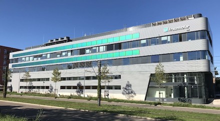 Fassaden-integrierte PV-Anlage mit grünen MorphoColor-Gläsern am Zentrum für höchsteffiziente Solarzellen des Fraunhofer ISE.