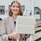 City-Managerin Karin Wessel mit der LoRaWAN-Funkantenne vor dem historischen Rathaus in Linz am Rhein. 