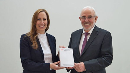 Hessens Datenschutzbeauftragter Alexander Roßnagel übergibt der Landtagspräsidentin Astrid Wallmann die Tätigkeitsberichte zum Datenschutz und zur Informationsfreiheit.