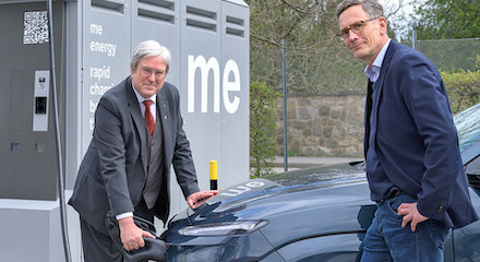 Wirtschaftsminister Jörg Steinbach (l.) und BLB-Geschäftsführer Frank Duckwitz nahmen Schnellladestation in Betrieb.