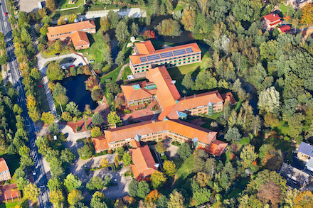 Das Kreishaus des Landkreises von oben mit Photovoltaik-Dachanlage.