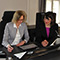 Die Präsidentin des Landgerichts Schwerin, Monika Köster-Flachsmeyer (l.) und Justizministerin Jacqueline Bernhardt begutachten die Digitaltechnik im Gerichtssaal.