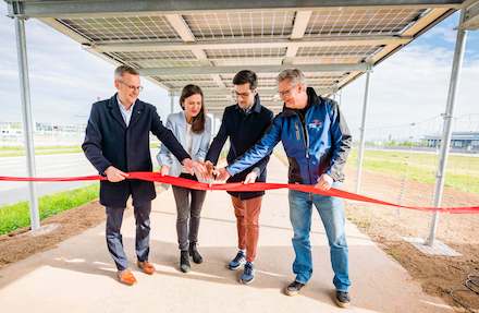Der erste Solardach-Radweg Deutschlands mit einer Länge von 300 Metern wurde in Freiburg eingeweiht.