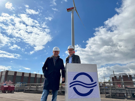Jens Kerstan (l.) und Ingo Hannemann weihten die neue Windkraftanlage ein.