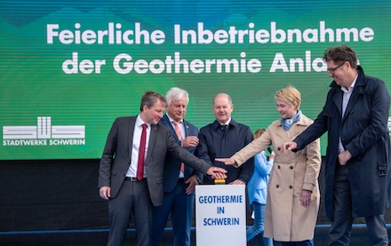 Stadtwerke Schwerin feiern die Inbetriebnahme ihrer ersten Geothermie-Anlage mit politischer Prominenz.