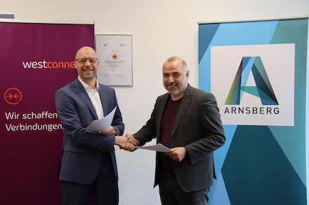 Heiko Grebe, Regionalmanager Westconnect (l.) und Bürgermeister Ralf Paul Bittner haben die Kooperation zwischen der Stadt und Westconnect zum Glasfaserausbau in Arnsberg vertraglich besiegelt.