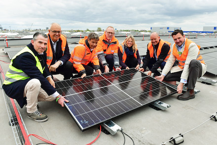 Ein Teil des 80.000 Quadratmetern Solardachs auf dem Logistikzentrum C 3 in Bremen.