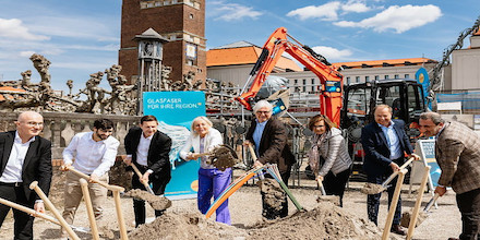 Mit acht Spatenstichen startet auf der Mathildenhöhe der weitere Ausbau des ENTEGA-Glasfasernetzes in Darmstadt.