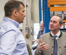 Bayerns Wirtschaftsminister Hubert Aiwanger im Gespräch mit CMBlu-Gründer Peter Geigle.