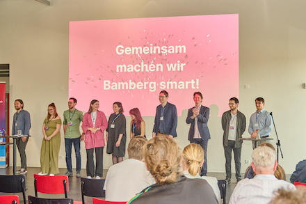 Das gesamte Bamberger Smart City Team auf der Bühne der Meilensteinfeier.