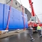 Mithilfe eines Krans wird das acht Tonnen schwere BHKW in das Technikgebäude der evm manövriert.