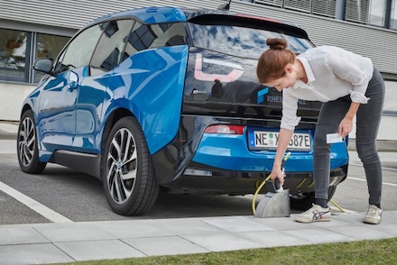 Vom Bordstein bis zur Batterie rein: In Köln startet im Sommer ein Pilotprojekt zur Installation von Bordstein-Lade-Infrastruktur im öffentlichen Laderaum