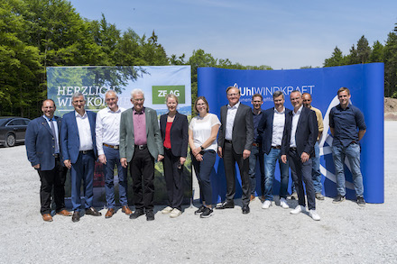 Winfried Kretschmann (vierter von Links) beim Besuch des Windpark-Projekts Sulzbach-Laufen.