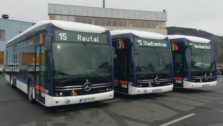 Drei Elektrobusse vor dem Bus-Depot der Stadtwerke Jena.