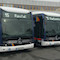 Drei Elektrobusse vor dem Bus-Depot der Stadtwerke Jena.
