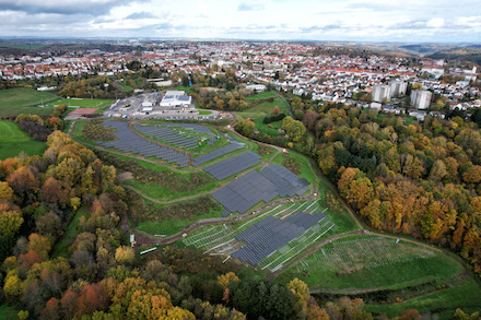 Die Freiflächen-Photovoltaikanlage Ohmbachtal ist in Betrieb gegangen.