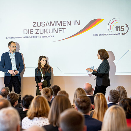 Bei der 9. Teilnehmerkonferenz des 115-Verbundes unter dem Motto „Zusammen in die Zukunft“ diskutierten die Gäste die Weiterentwicklung der Behördennummer 115.