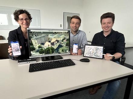 Sonja Boxhammer, Amtsleiterin Katasteramt, Tobias Hanke, Abteilungsleitung Bereitstellung von Geodaten und Daniel Hüffmeier, Abteilung Bereitstellung von Geodaten präsentieren das neue GEOPortal für den Kreis Herford.