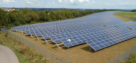 Trianel will PV-Freiflächenanlagen mit Batteriespeichern kombinieren.