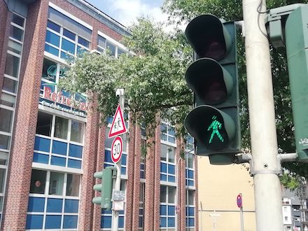 Die smarte Ampel an der Kreuzung Fliethstraße/Bleichstraße in Mönchengladbach gibt Fußgängern bei Bedarf länger grün. 