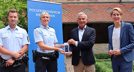 Bei der Polizei Baden-Württemberg kann für Ordnungswidrigkeiten direkt vor Ort elektronisch gezahlt werden. Bis Herbst soll das Verfahren flächendeckend eingeführt werden.
