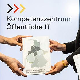 Prof. Dr. Peter Parycek und Nicole Opiela vom Kompetenzzentrum Öffentliche IT übergeben Bundes-CIO Dr. Markus Richter (l.) den Deutschland-Index der Digitalisierung 2023.