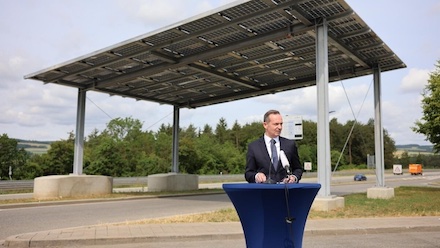 Volker Wissing schaut sich das Solardach an, das jetzt über der A 81 entsteht.