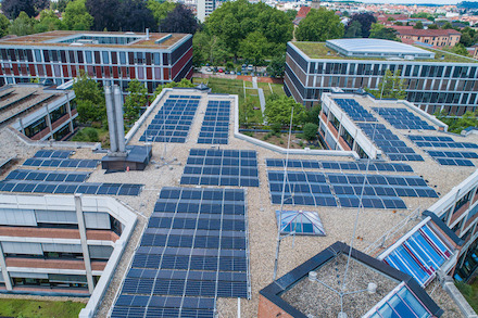 Photovoltaikanlagen auf dem Verwaltungscampus werden auf über 900 Kilowatt peak ausgebaut.