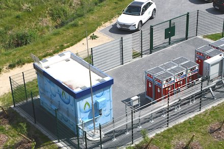 Bis 2022 hat Gasnetz Hamburg in Bergedorf den Wasserstoffeinsatz in der Energiezentrale eines Quartiers getestet. Nun erhielt das erfolgreiche mySMARTLife-Förderprojekt in Brüssel den Eurocities Award. 
