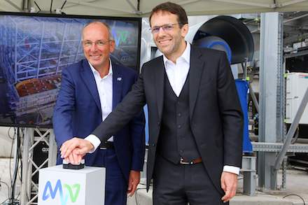 Ralf Klöpfer (l.), MVV-Vorstandsmitglied, und Andreas Rudolph, ofi Manufacturing Head Germany & Spain, nehmen die Dampferzeugungsanlage in Betrieb.