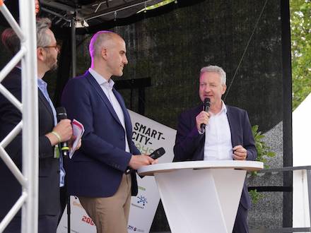 Hannover: Oberbürgermeister Belit Onay (Mitte) und Stadtbaurat Thomas Vielhaber (rechts) haben die Smart-City-Strategie im Rahmen der Smart City Days auf dem Opernplatz vorgestellt.