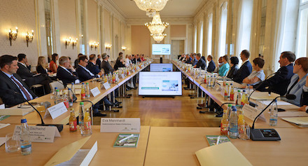 Zweites Spitzengespräch Wasserstoffinfrastruktur im Neuen Schloss in Stuttgart.