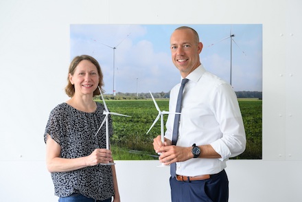 Projektleiterin Melanie Wilbrand und Sebastian Jurczyk, Geschäftsführer der Stadtwerke Münster, freuen sich über den Genehmigungsbescheid.