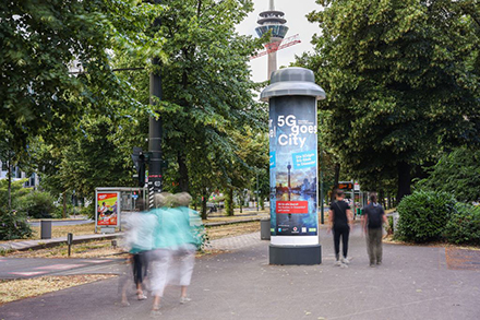 In Düsseldorf wurde eine kreative Lösung für die oft langwierige 5G-Standortsuche in Innenstädten gefunden: Litfaßsäulen erhalten ein 5G-Update.