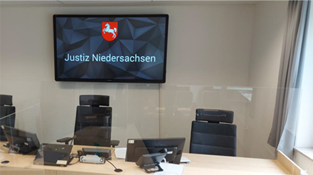 Zum Juli hat das Arbeitsgericht Osnabrück auf digitale Verfahrensakten umgestellt. In diesem Rahmen wurden auch die Sitzungssäle mit der entsprechenden Technik ausgestattet.