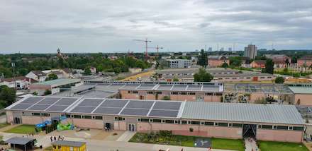 Blick von oben auf die Photovoltaikanlage auf dem Dach der U-Halle im Spinellipark der BUGA 23.