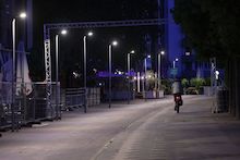 Die Beleuchtung am Alten Hafen und entlang der Rheinuferpromenade ist so konzipiert, dass sie bei Bedarf von Einsatzkräften in der Helligkeit variiert werden kann.