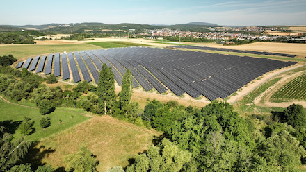 Der Solarpark Eisenberg ist am Netz. Betrieben wird er von der Hanwha Q CELLS GmbH (Qcells).